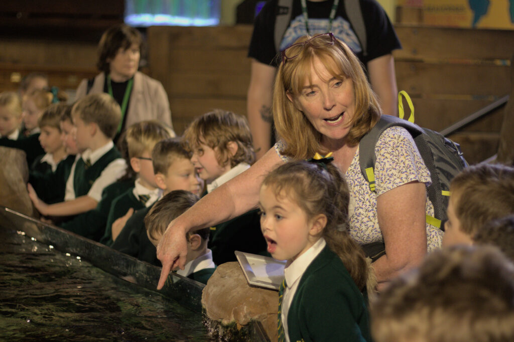 teacher with school children at the aquarium